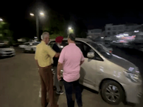 पूर्व सरपंच की कार को देखते हुए उनके परिजन।