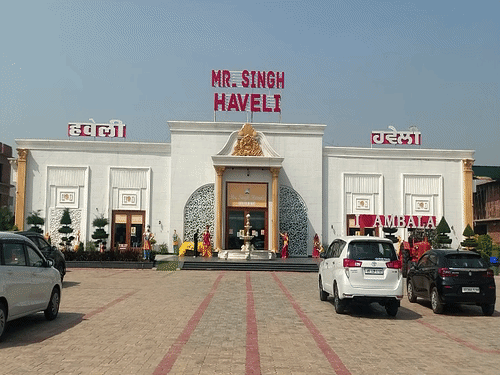 मिस्टर सिंह हवेली, जहां चार युवकों ने कपिल को घेरकर उसके साथ मारपीट की।