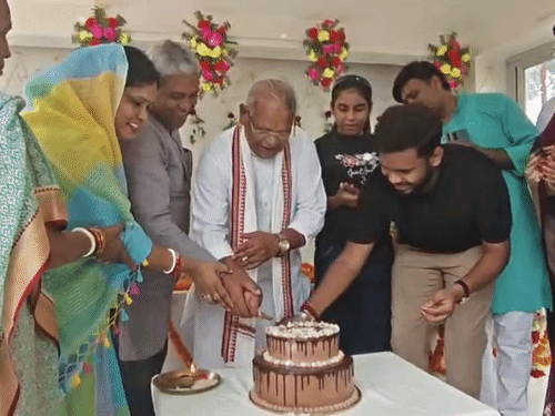 81वें जन्मदिन पर केक काटते जीतन राम मांझी। साथ में उनके बेटे और बिहार सरकार में मंत्री संतोष सुमन और बहू दीपा मांझी।