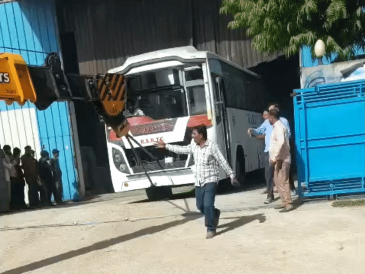 फैक्ट्री के अंदर खड़ी बसों को बाहर निकाला जा रहा है।