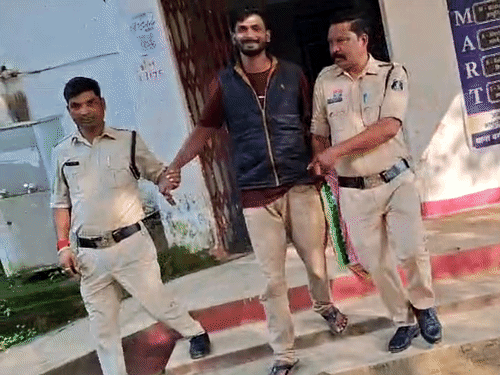 आरोपी थाने से हंसता हुआ बाहर निकलता दिखाई दिया।