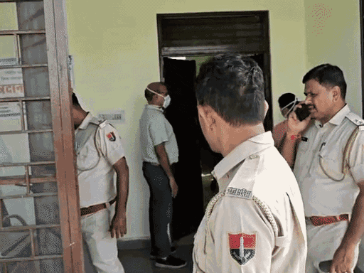 युवती का पोस्टमॉर्टम मेडिकल बोर्ड से कराया गया। इस दौरान बाहर खड़ी पुलिस।