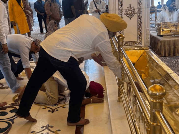 परगट सिंह ने दिल्ली के गुरुद्वारा बंगला साहिब में माथा टेका