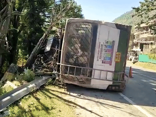 कुल्लू में पलटी HRTC बस।