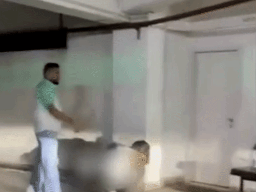 वीडियो में एक शख्स महिला को फर्श से उठाने की कोशिश करता दिखा।