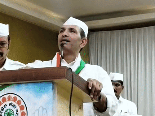 जीतू पटवारी लोगों को संबोधित करते हुए।