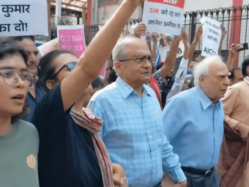 जंतर-मंतर की ओर बढ़ते प्रदर्शनकारी। इनमें AISA की राष्ट्रीय अध्यक्ष नेहा बोरा और कपिल सिब्बल भी शामिल हैं। - Dainik Bhaskar