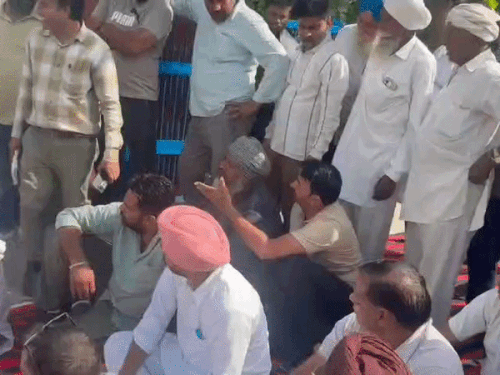 शुक्रवार को मार्केट कमेटी पिहोवा का रास्ता रोककर बैठे किसान।