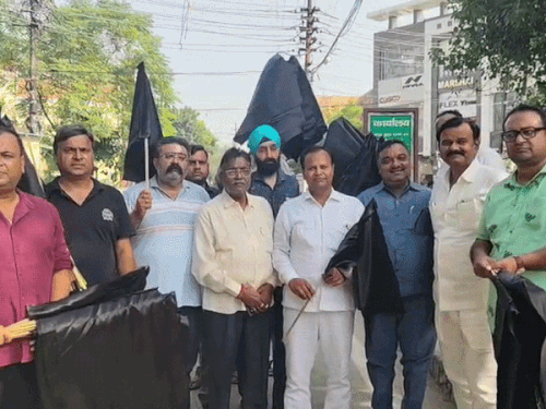सूरजकुंड पर झंडे लगवाने पहुंचे संयुक्त व्यापार संघ के पदाधिकारी - Dainik Bhaskar