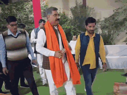 गोरखपुर-फैजाबाद सीट से चुनाव लड़ रहे डॉ.संजयन त्रिपाठी ने बीजेपी में टिकट की दावेदारी की थी। 4 साल से भाजपा में सक्रिय थे।