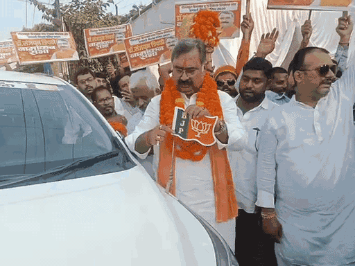 एमएलसी ध्रुव त्रिपाठी को भाजपा ने प्रत्याशी बनाया तो डॉ.संजयन ने बीजेपी का झंडा उतार दिया था। उस वक्त फूट-फूटकर रोए भी थे।