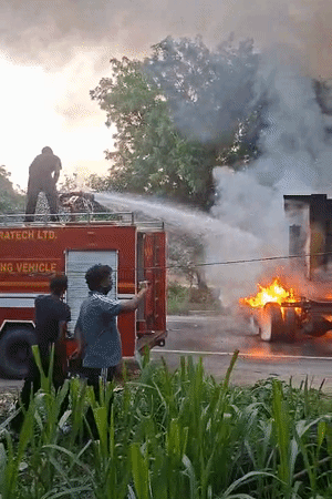 हादसे में डंपर और कंटेनर दोनों जलकर राख हो गए।