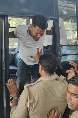 प्रदर्शनकारियों को हिरासत में लेकर इको गार्डन भेजा।