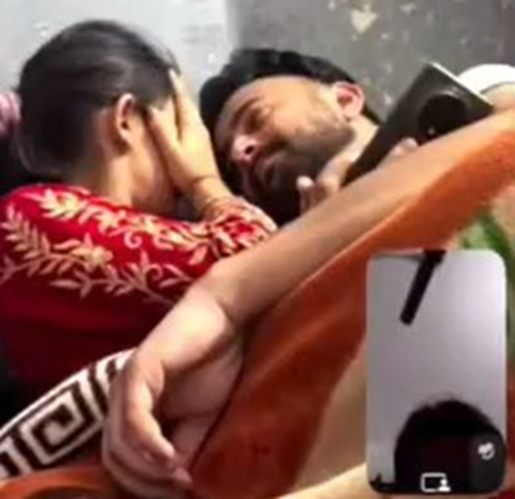 वीडियो में निशा ने यह फोटो दिखाई, जिसमें दविंदर किसी महिला के साथ दिख रहा है।