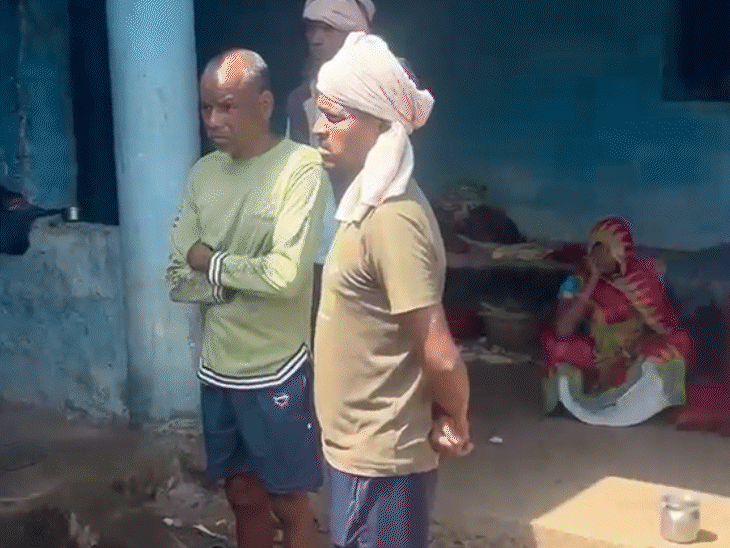 हत्या के बाद स्थानीय लोगों की भीड़ जुट गई।