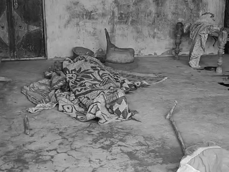 आंगन में परिवार के लोगों की लाशें पड़ी।