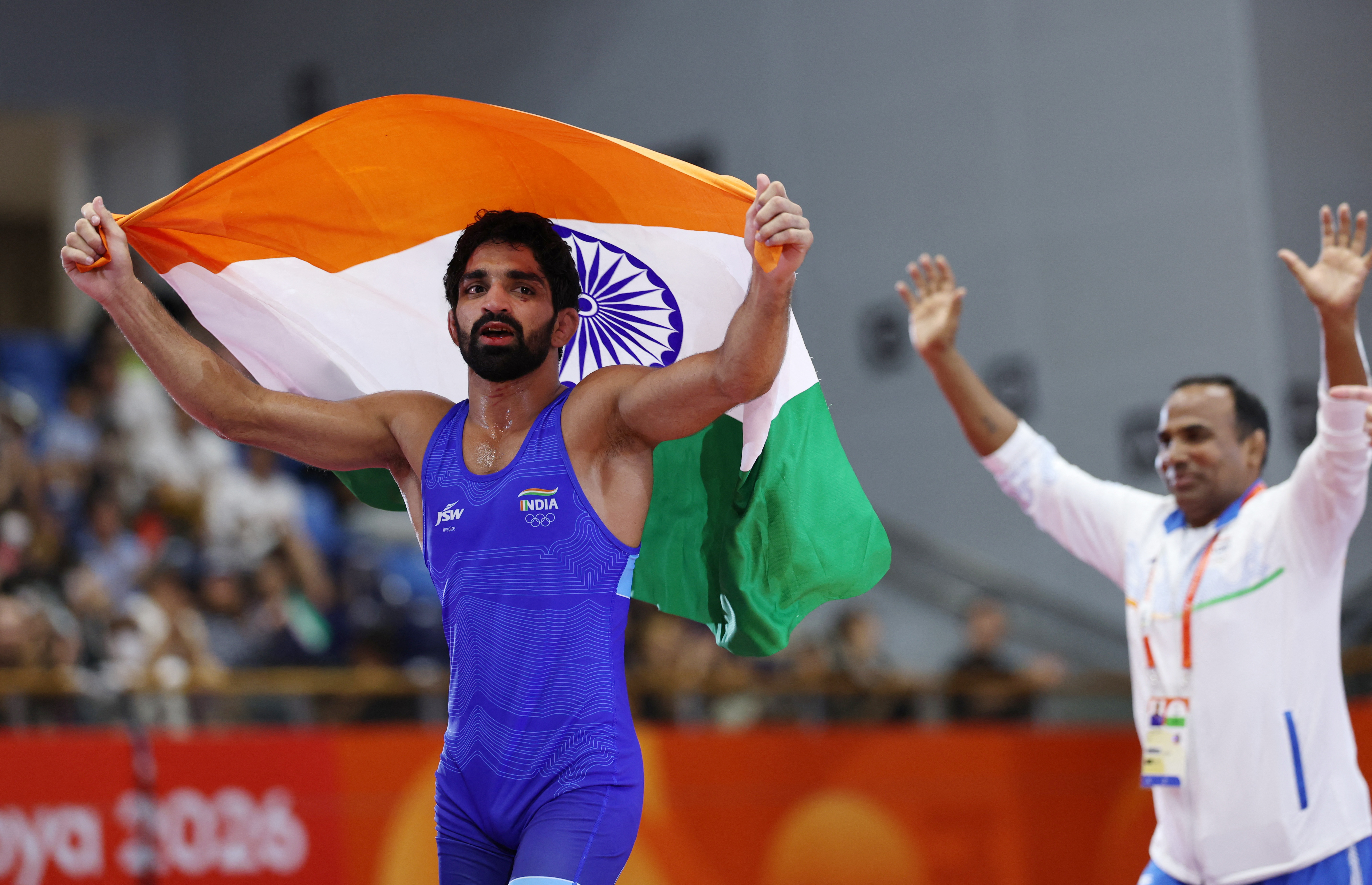 जीत के बाद तिरंगे के साथ अमन सहरावत।