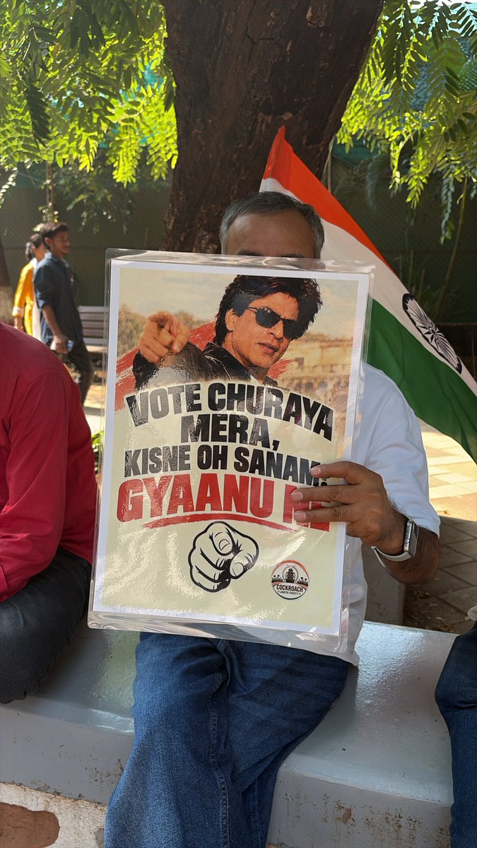 एक प्रदर्शनकारी शाहरुख खान की तस्वीर वाले पोस्टर लेकर पहुंचे, जिस पर लिखा था- वोट चुराया मेरा, किसने ओ सनम…ज्ञानू ने।