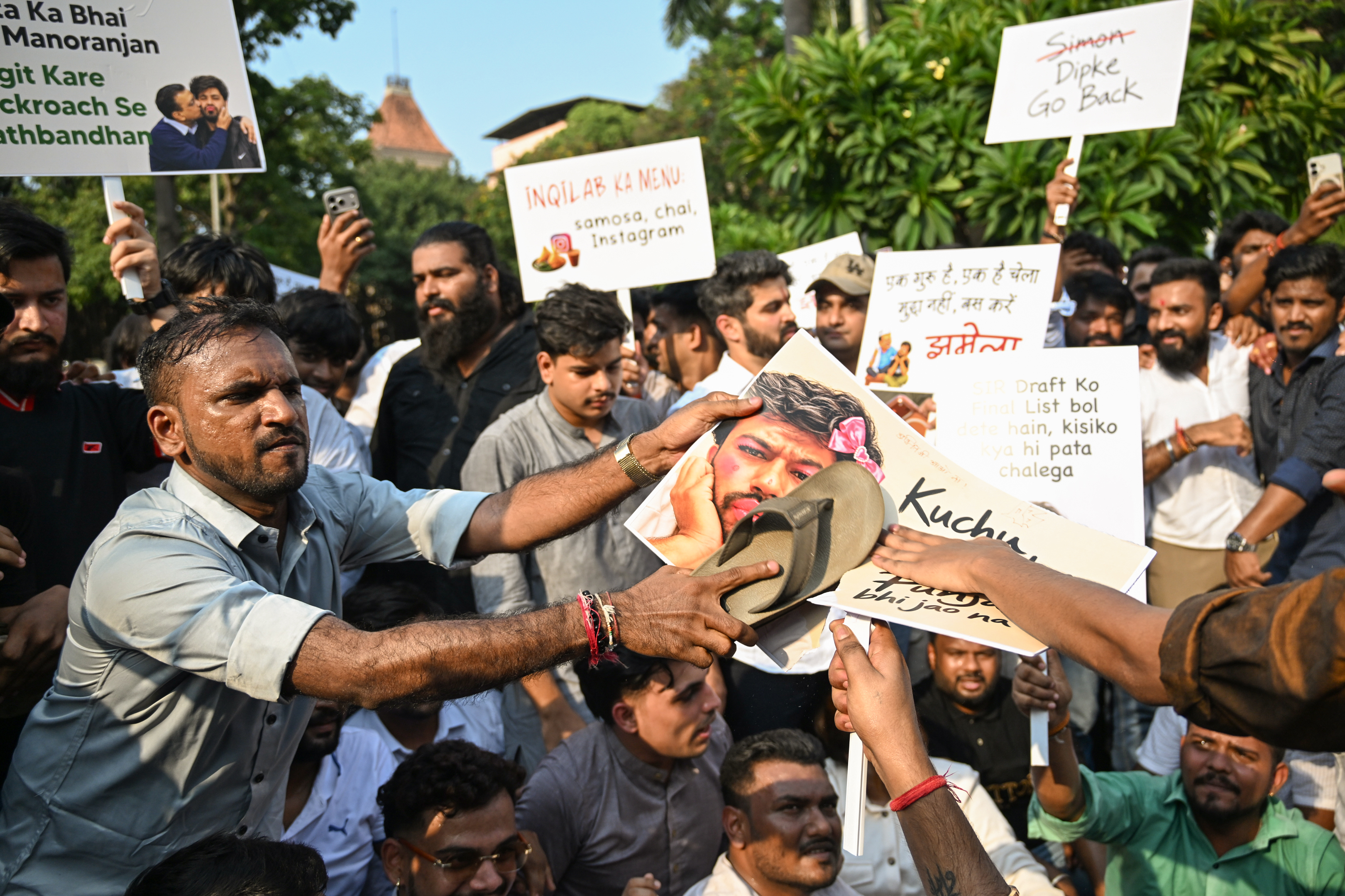 मुंबई में मंत्रालय के पास कॉकरोच जनता पार्टी के खिलाफ युवाओं ने प्रदर्शन किया।