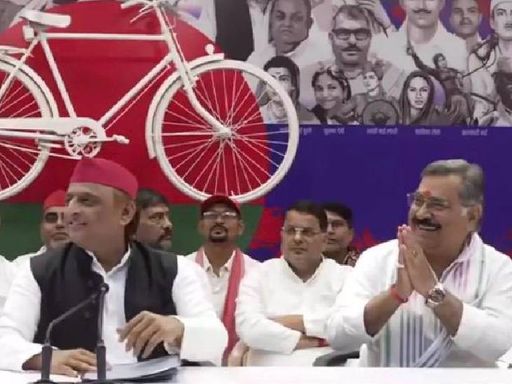 शुक्रवार को संजयन ने सपा प्रमुख अखिलेश यादव से मुलाकात कर सदस्यता ली।