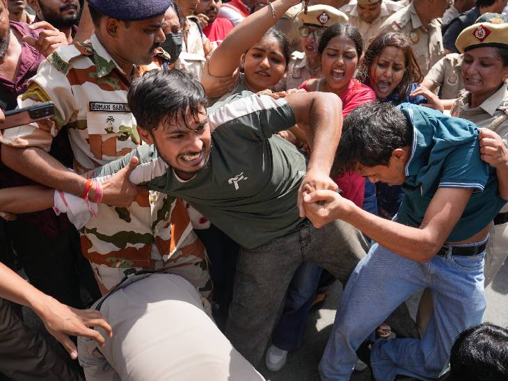 शुक्रवार को जंतर-मंतर पर जुटे प्रदर्शनकारियों को पुलिस ने हिरासत में लिया था।