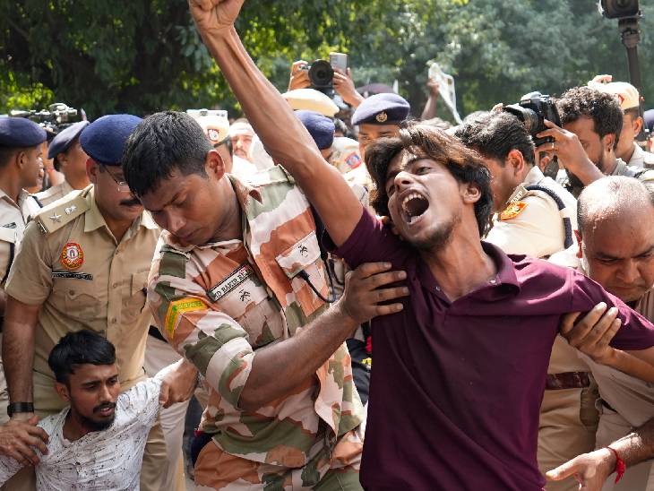 दो घंटे चले हंगामे के बाद पुलिस ने जंतर-मंतर से प्रदर्शकारियों को हटा दिया था