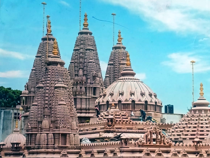 सेक्टर-2 सी में गुजरात के प्रसिद्ध लक्ष्मी नारायण मंदिर की तर्ज पर पंडाल तैयार हो रहा है।
