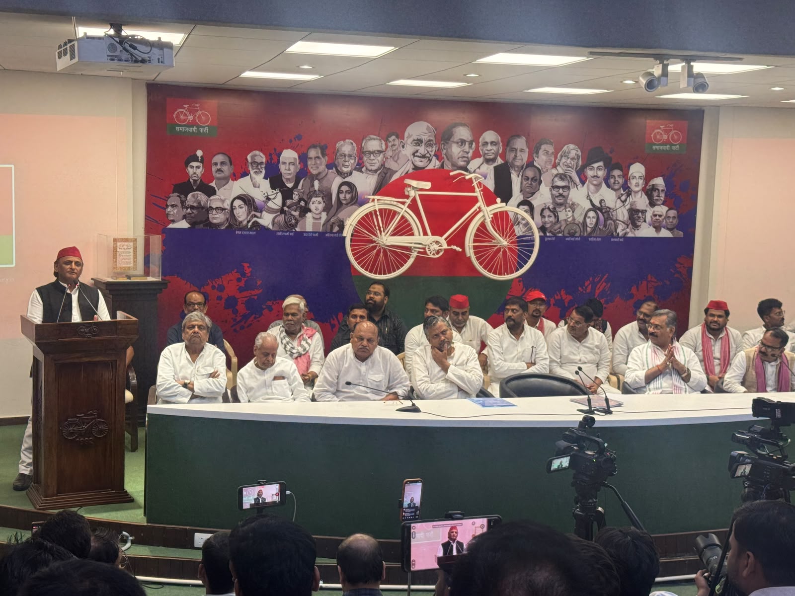 अखिलेश यादव ने शनिवार को डॉ.संजयन त्रिपाठी को गोरखपुर-फैजाबाद शिक्षक सीट से सपा प्रत्याशी बनाए जाने का ऐलान किया।