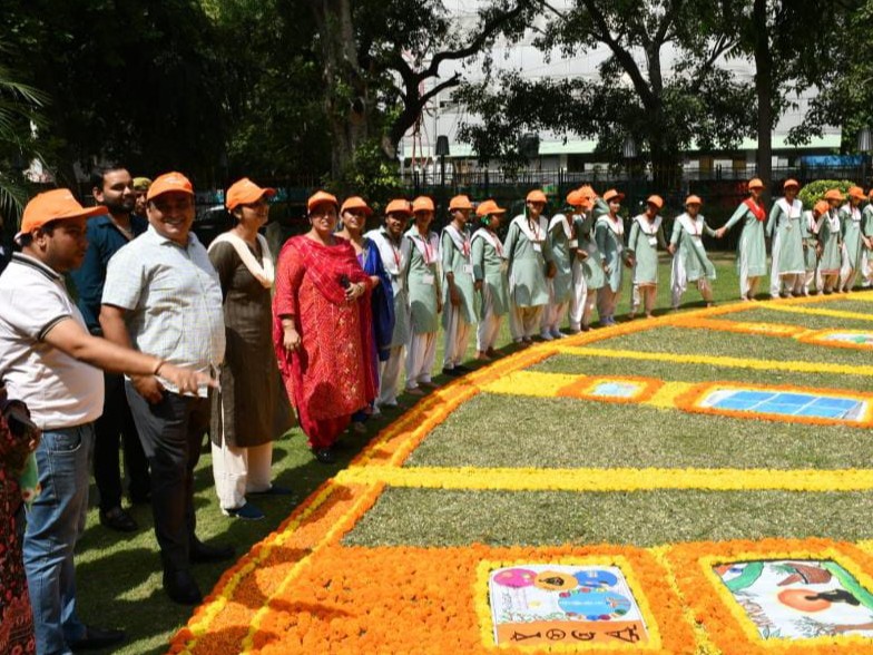 गाजियाबाद: स्कूली छात्राओं ने फूलों से बनाई 108 मीटर लंबी रंगोली, स्वच्छता का दिया संदेश