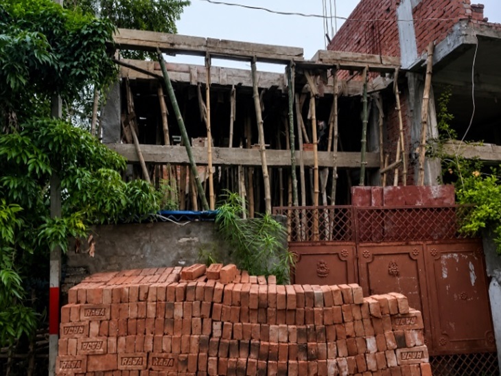 पटना के राजीव नगर में कमलेश का बन रहा आलीशान घर।