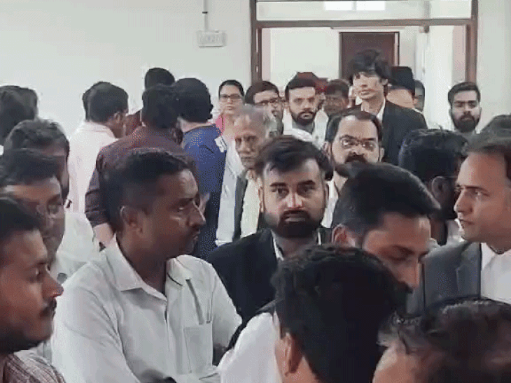 2 करोड़ की रिश्वत मामले में गिरफ्तार एसओजी के एडिशनल एसपी मुकेश कुमार सोनी और दलाल सज्जनसिंह को 3 दिन रिमांड अवधि पूरी होने पर कोर्ट में पेश किया।