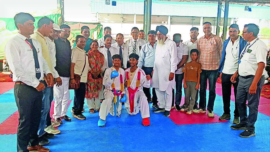 666666666 Paras Jain won the silver medal in the state level Karate competition.