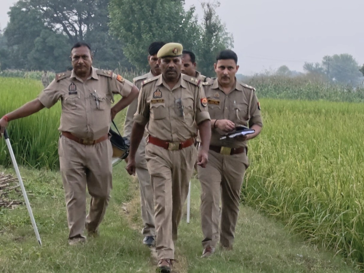 घटनास्थल पर मौजूद पुलिस टीम ने लोगों से पूछताछ शुरू की।