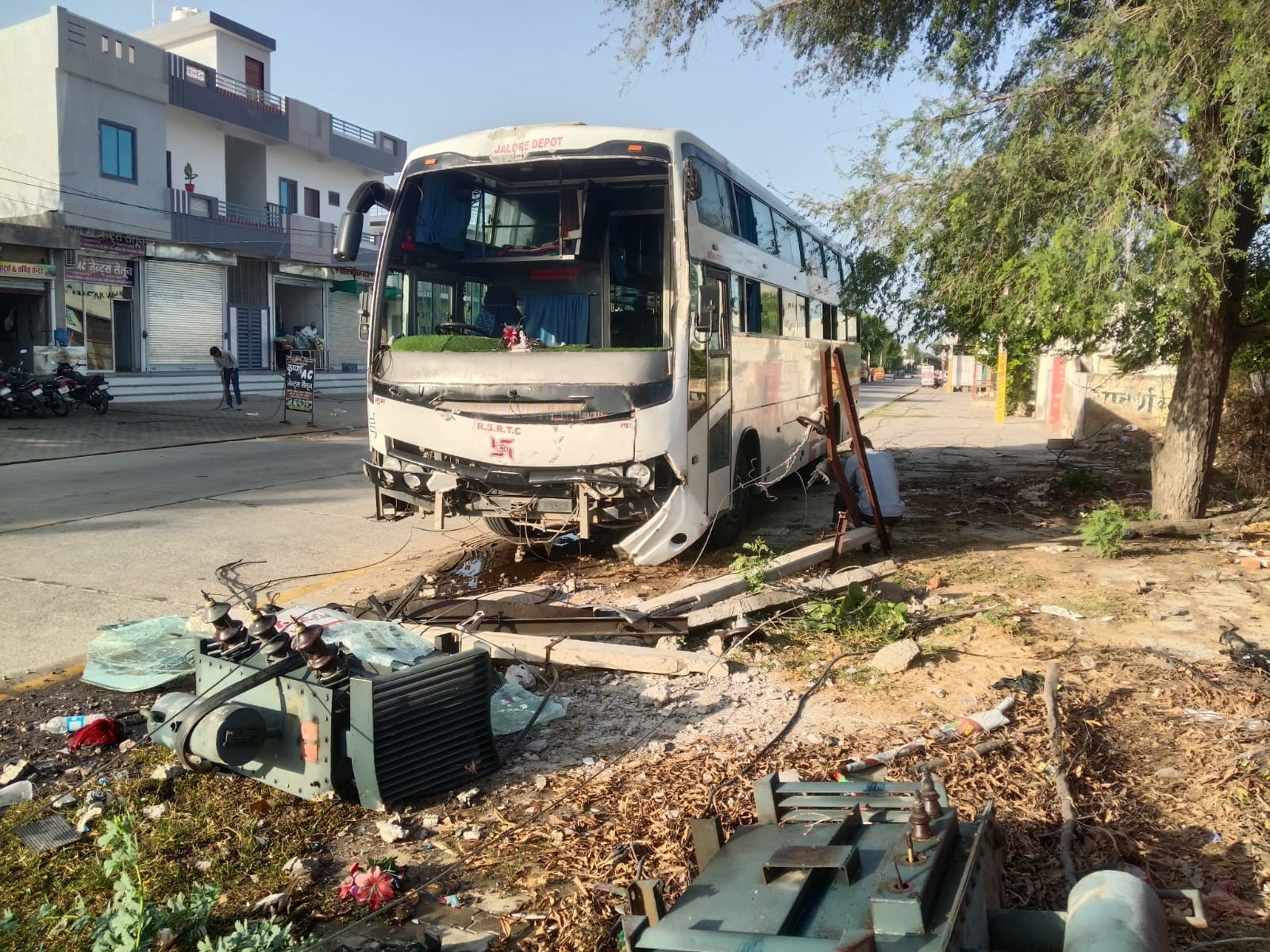 हादसे में बस आगे से बुरी तहर क्षतिग्रस्त हो गई, वहीं ट्रांसफार्मर गिरकर सड़क पर बिखर गया।