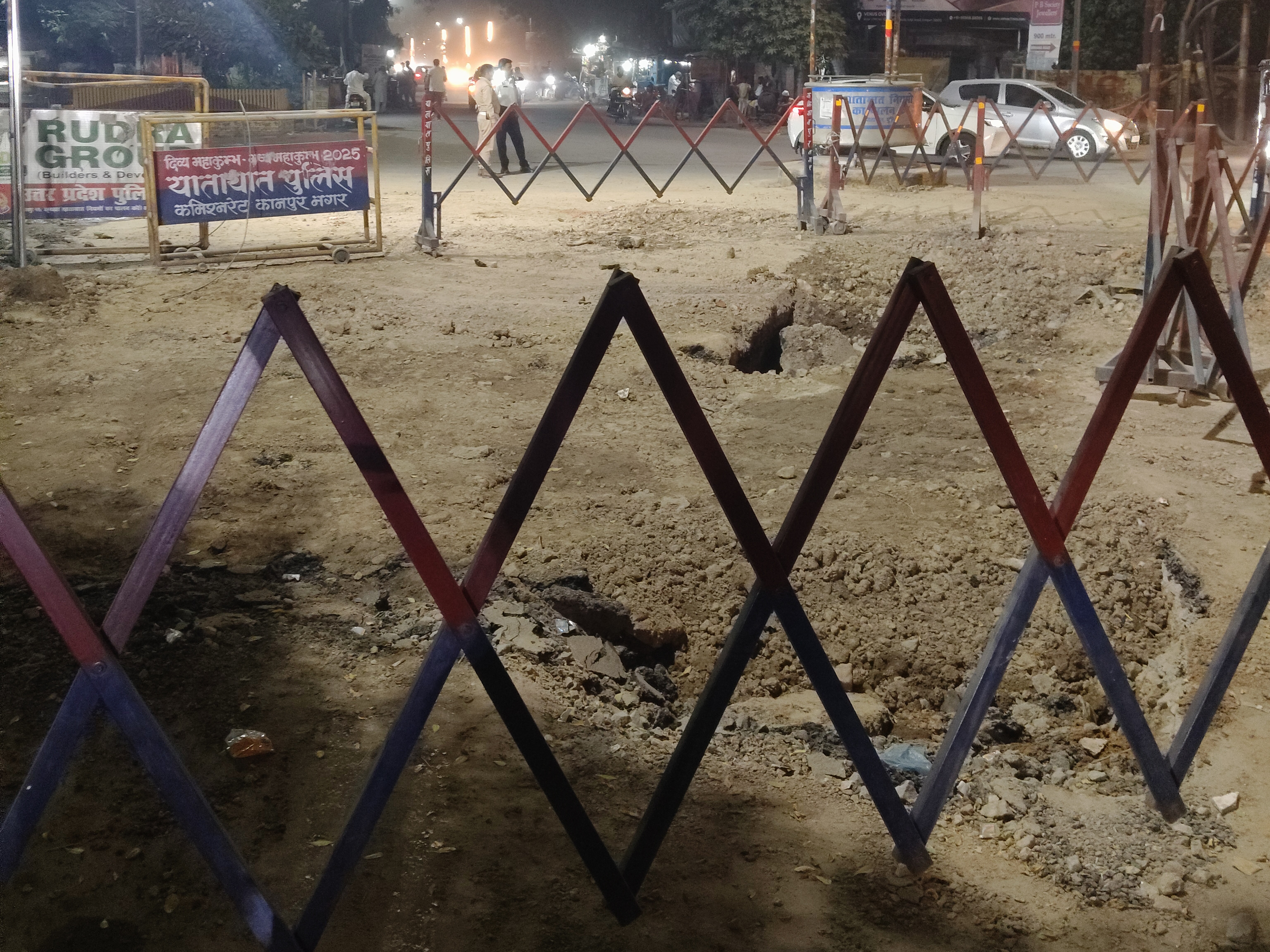 Kanpur Panchakki Chauraha Road Caved In | Accident Risk For Commuters