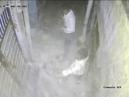 घर पर ईंट- पत्थर बरसाते हुए।