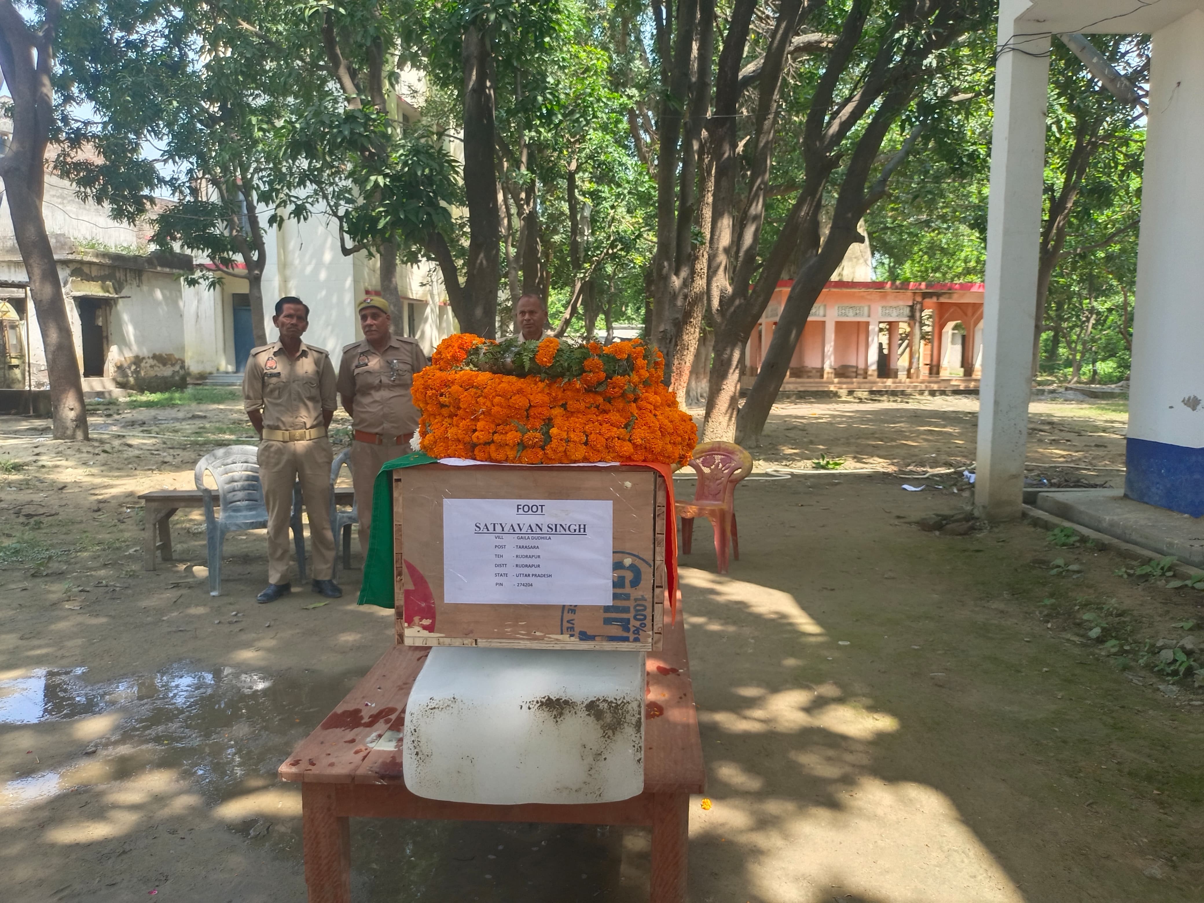 पुलिस ने सूबेदार सत्यवान सिंह के पार्थिव शरीर को हलियापुर थाने में पूरे सम्मान के साथ रखवाया है।