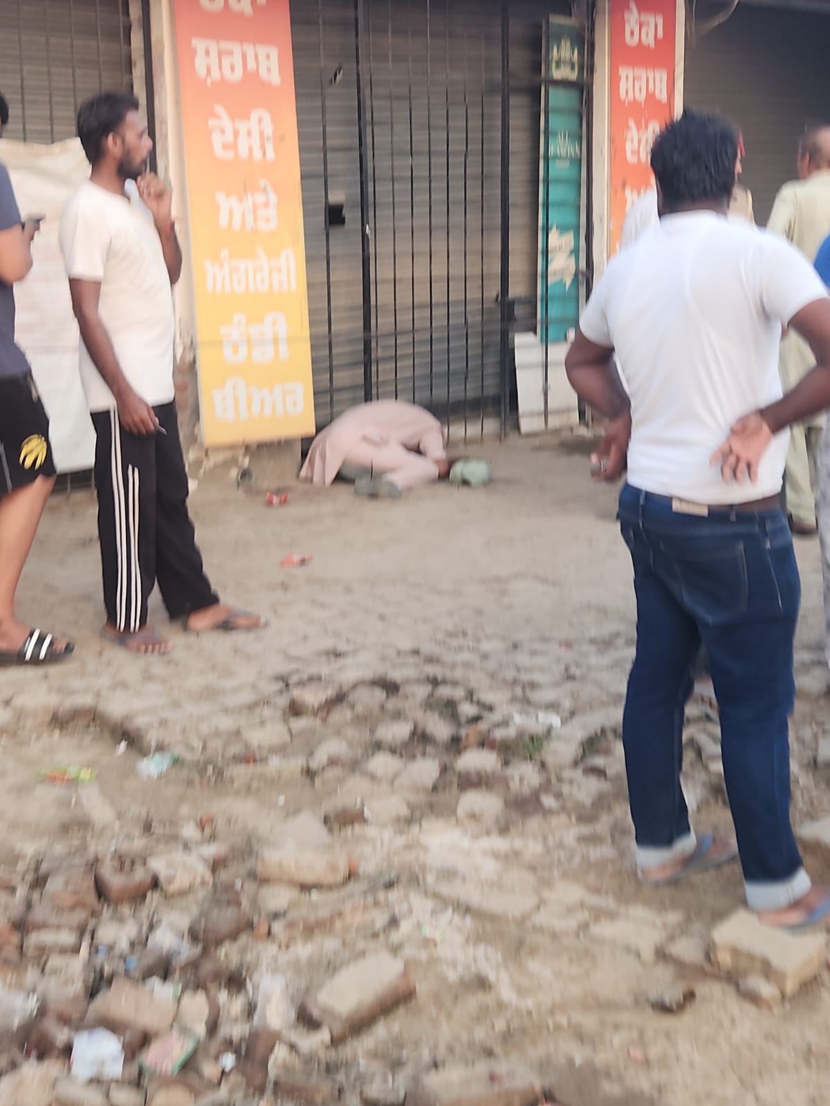 बठिंडा के शराब ठेके बाहर पड़ा पूर्व सरपंच का शव।