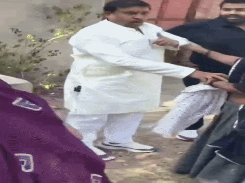 दोनों पक्ष आपस में उलझते हुए नजर आ रहे है।