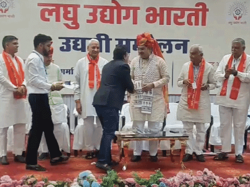 लघु उद्योग भारती कार्यक्रम में मुख्यमंत्री भजनलाल शर्मा ने उद्यमियों का सम्मान किया।