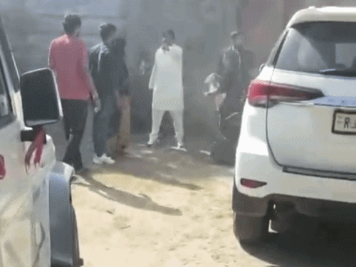जाटों का खेड़ा गांव में जमीनी विवाद को लेकर दो पक्ष आमने-सामने हो गए।