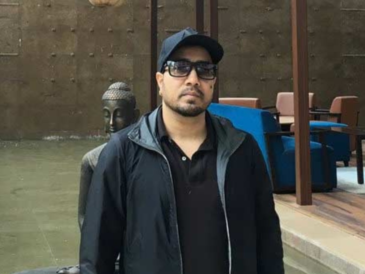 मीका सिंह ने अपने 14 सदस्यीय बैंड के साथ पाकिस्तान के कराची शहर में एक हाई-प्रोफाइल शादी के कार्यक्रम (मेहंदी की रस्म) में प्रस्तुति दी थी।