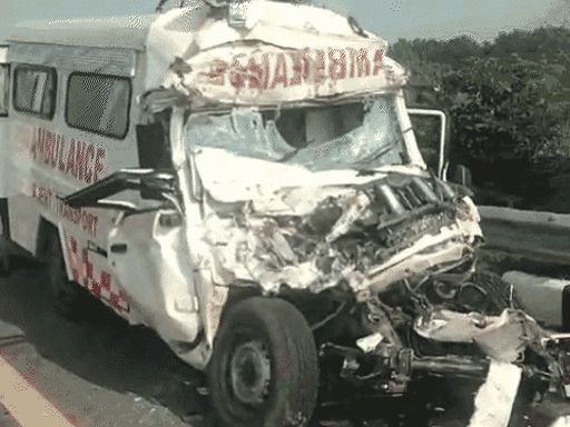 हादसे में एंबुलेंस का अगला हिस्सा बुरी तरह क्षतिग्रस्त हो गया। बोनट चकनाचूर हो गया।