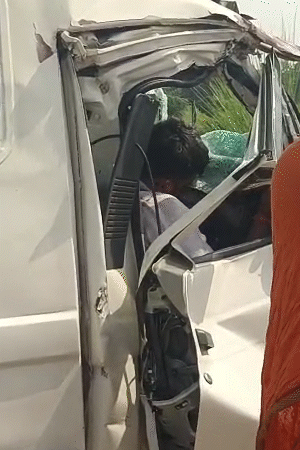 हादसे में एंबुलेंस ड्राइवर का शव गाड़ी में ही फंस गया। गैस कटर से गेट काटकर निकाला गया।