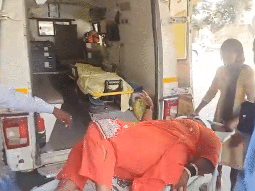 हादसे में घायल महिला को एंबुलेंस से अस्पताल ले जाते परिजन।