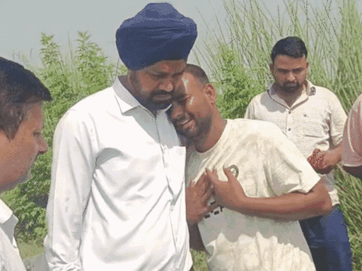 डीएम इंद्रजीत सिंह के गले लगकर भतीजा रोने लगा। बोला- सबकुछ खत्म हो गया। - Dainik Bhaskar