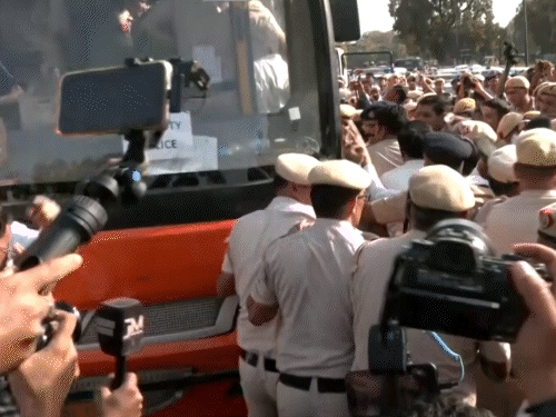 पुलिस ने प्रदर्शनकारियों को हिरासत में भी लिया। उन्हें बस में बिठाकर ले गए।