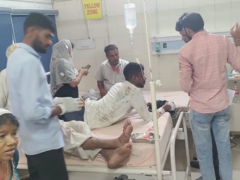 हादसे में घायल सवारियों का हांसी सिविल अस्पताल में इलाज चल रहा है।