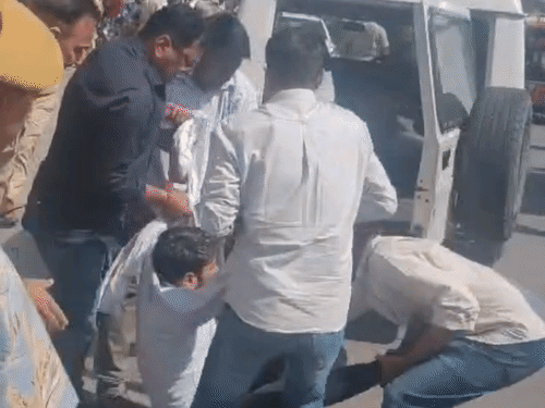 रविवार को प्रदर्शन कर रहे छात्र नेता को पुलिस पकड़कर ले गई।