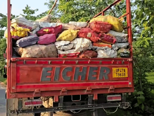 खाली बोतलों से भरी बोरियों के नीचे छिपाकर रखा था गांजा।